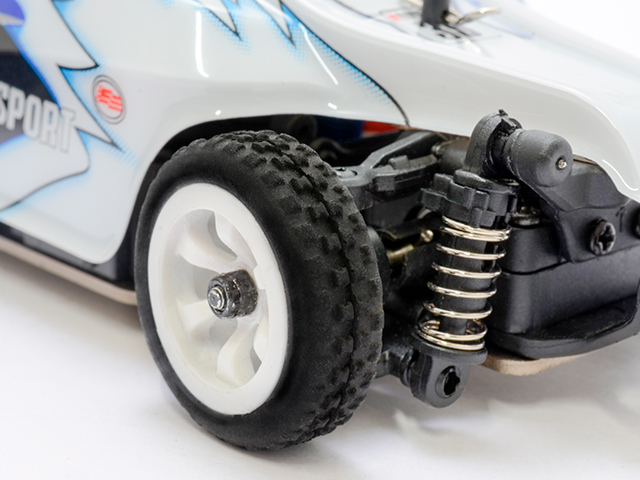 ハイグリップなラバー製スパイクタイヤを採用