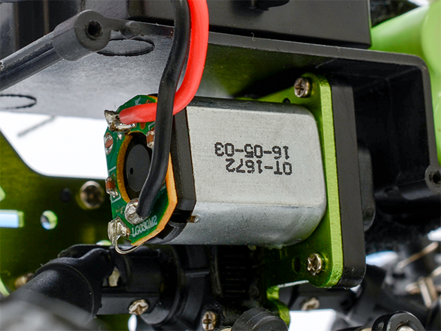 小型ながらパワフルな走破性を実現する030モーター搭載