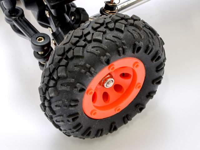 耐摩耗性に優れたハイグリップなラバータイヤを採用