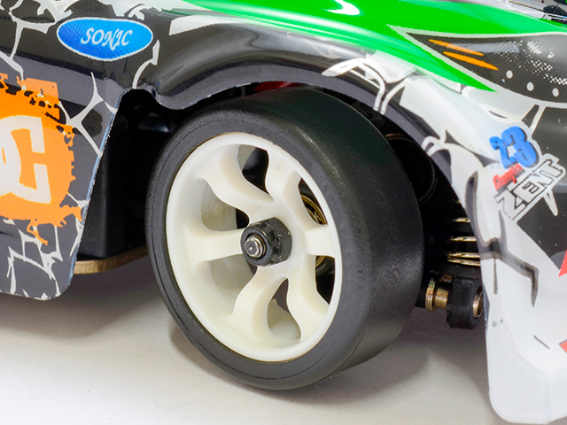 手軽にドリフト走行が可能なポリ製タイヤを採用