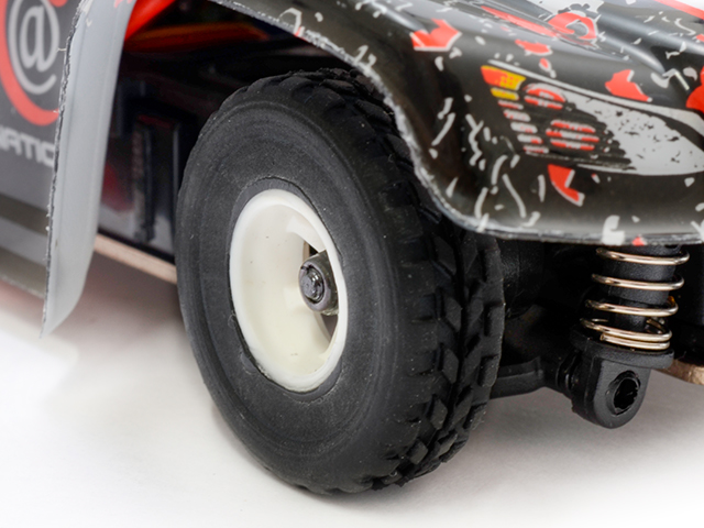 ハイグリップなラバー製オフロードタイヤを採用