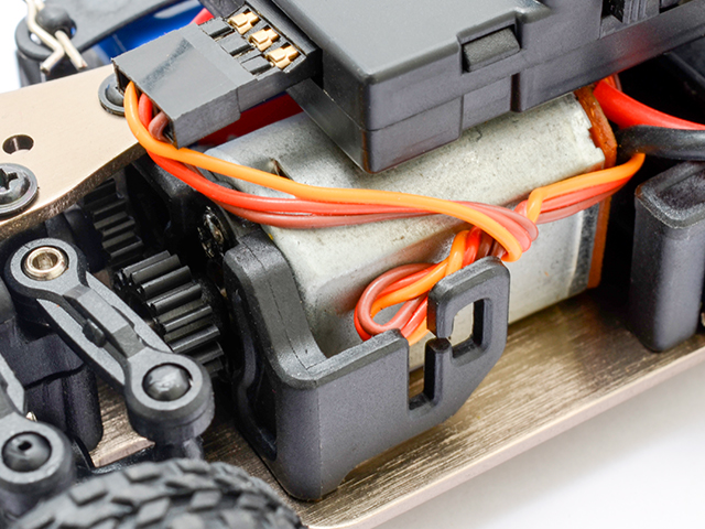 小型ながらパワフルな走破性を実現する130モーター搭載