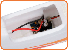 操縦は上昇 / 下降 / 左旋回 / 右旋回 がモーターとラダー/エレベーターの3CH操作で自由なフライトが楽しめます