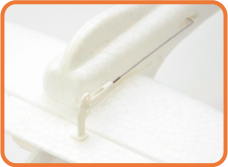 操縦は上昇 / 下降 / 左旋回 / 右旋回 がモーターとラダー/エレベーターの3CH操作で自由なフライトが楽しめます