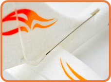 操縦は上昇 / 下降 / 左旋回 / 右旋回 がモーターとラダー/エレベーターの3CH操作で自由なフライトが楽しめます