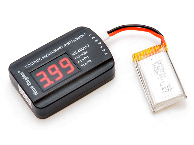 バッテリーを接続すると、すぐに電圧の測定を開始! 見やすい大型LED採用