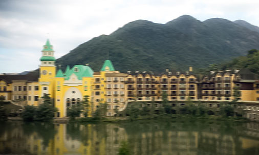 Sony製4K UHDカメラユニット採用、レンズは117度広角で高画質撮影