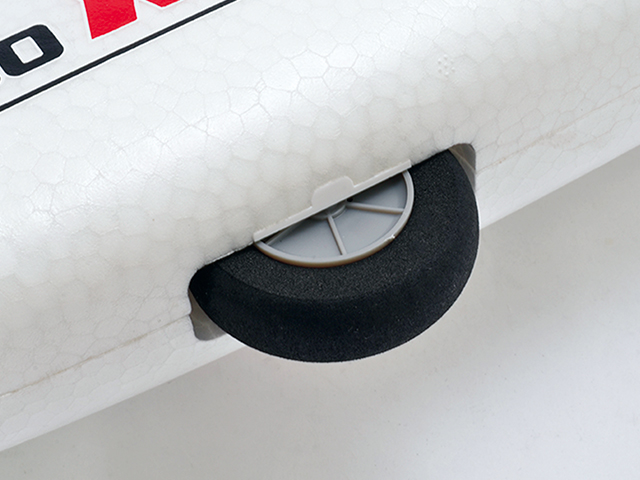 着地の衝撃を吸収するスポンジタイヤを装備