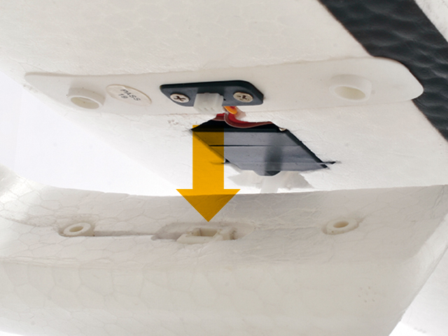 差し込み式簡単組立、飛行場でもすぐフライトできます