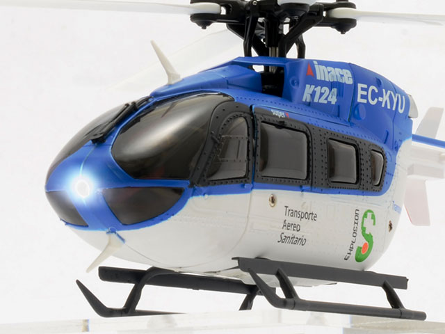 機首に高輝度LEDを装備