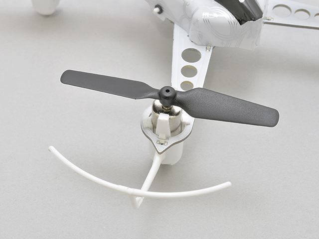 万が一機体と接触した時に怪我を防ぐ、ローターブレードガード付き!