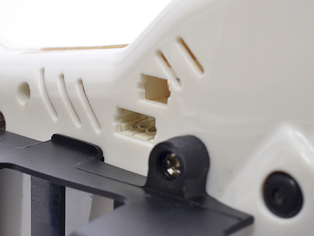 背面には差し込むだけで装備可能!オプションFPV用ソケット完備