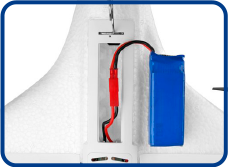 長時間の飛行が可能な大容量バッテリー7.4V Li-Po 900mAhを使用